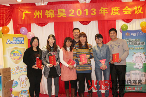 程總為公司優(yōu)秀員工頒發(fā)發(fā)榮譽證書