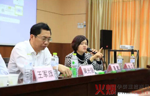 高級(jí)營(yíng)養(yǎng)師潘敏女士現(xiàn)場(chǎng)為經(jīng)銷商解答問題