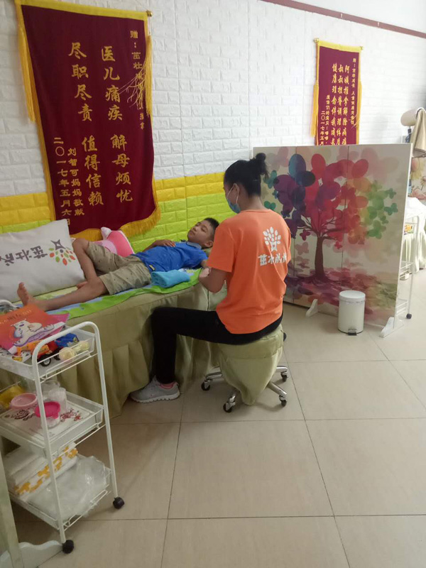 茁壯成長(zhǎng)小兒推拿進(jìn)行中