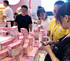  С������ͯ�I(y��ng)�B(y��ng)Ʒչ��(hu��)2