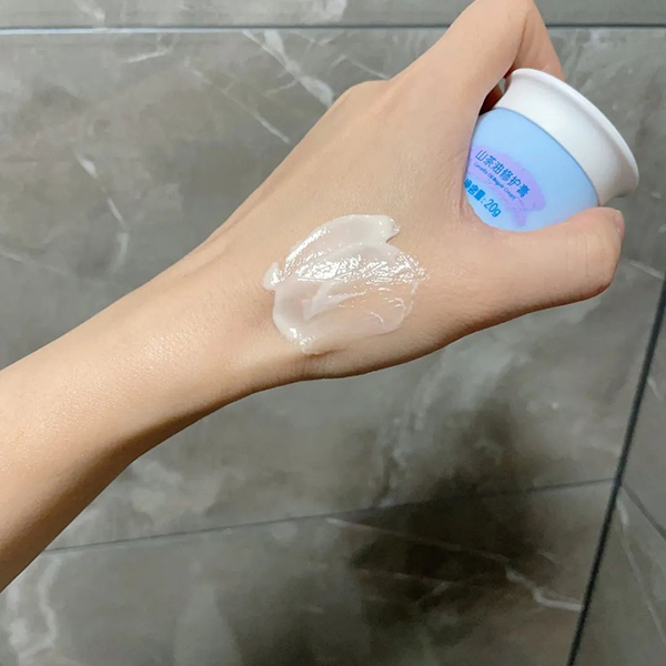 修護膏的質(zhì)地偏乳霜狀.jpg 修護膏的質(zhì)地偏乳霜狀.jpg