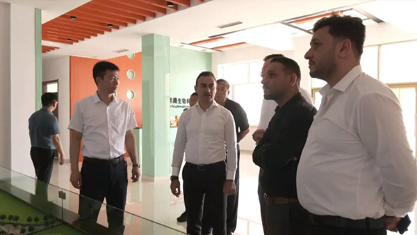 伊拉克客商一行到譜華威乳業(yè)集團(tuán)有限公司參觀考察2.jpg 伊拉克客商一行到譜華威乳業(yè)集團(tuán)有限公司參觀考察2.jpg