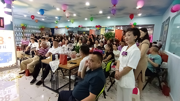 熱烈祝賀成都金品康商貿(mào)有限公司入駐成都荷花名都嬰童市場.jpg 熱烈祝賀成都金品康商貿(mào)有限公司入駐成都荷花名都嬰童市場.jpg