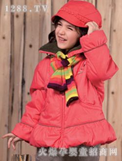 藍眼精靈女童紅色外套