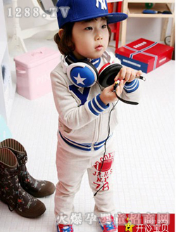 開(kāi)心寶貝米白色套裝